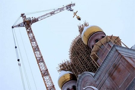 Первый крест увенчал один из пяти куполов Михаило-Архангельского кафедрального собора
